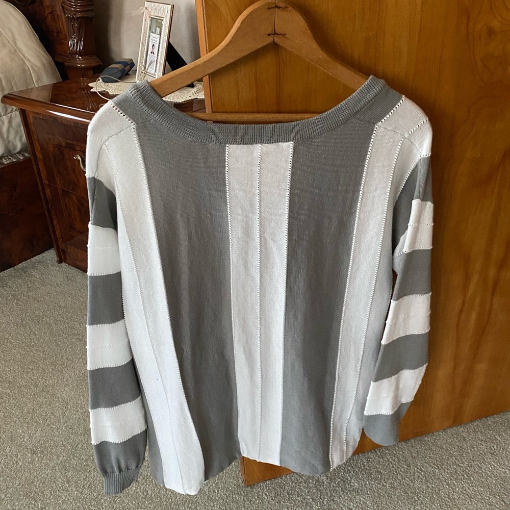 Woman’s top - Picture 2 of 2